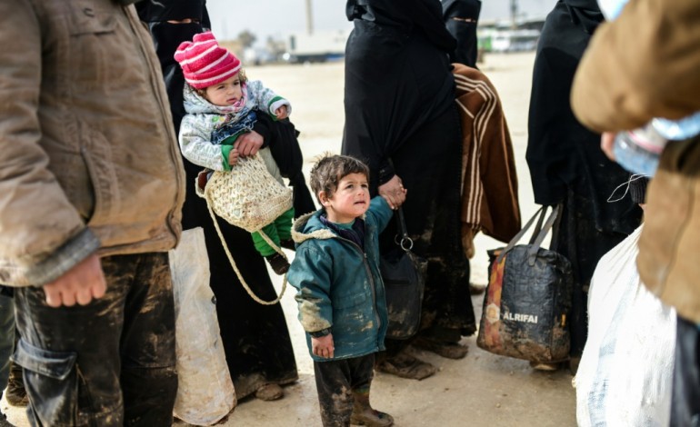 Beyrouth (AFP). Syrie: des milliers de familles attendent dans le froid de passer en Turquie