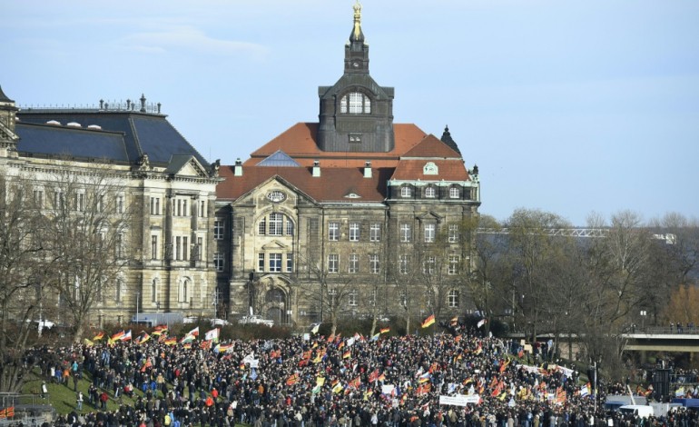 Dresde (Allemagne) (AFP). Allemagne: des milliers de partisans de Pegida manifestent à Dresde
