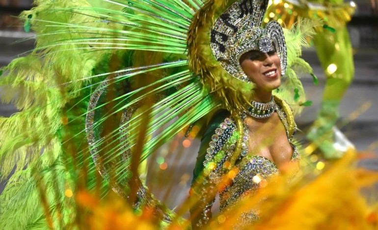 Rio de Janeiro (AFP). Entre samba et crème anti-moustique, les défilés du carnaval de Rio commencent