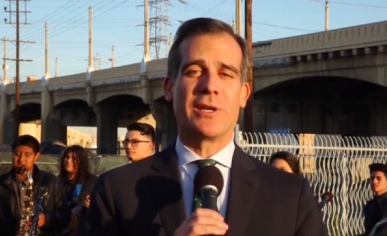 Le maire de Los Angeles annonce des mauvaises nouvelles...en chantant!