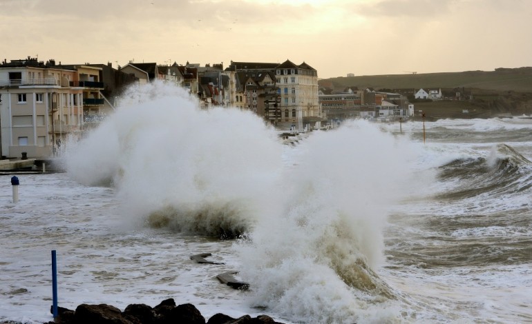 Paris (AFP). Intempéries: des vents à près de 140 km/h, les premières vagues déferlent