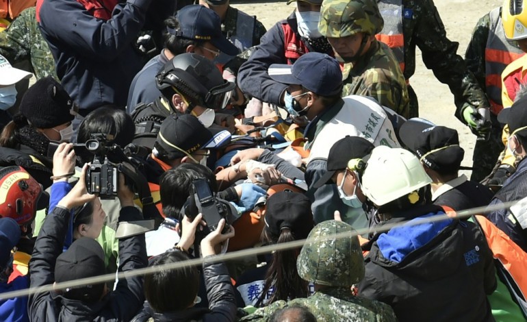 Tainan (Taïwan) (AFP). Séisme à Taïwan: deux survivants secourus, une centaine de personnes prises au piège