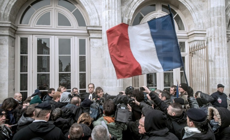 Boulogne-sur-Mer (AFP). Manifestation anti-migrants à Calais: procès de Piquemal reporté, prison ferme pour deux interpellés