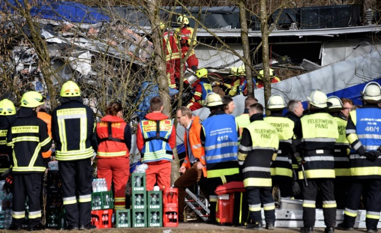 Bad Aibling (Allemagne) (AFP). Allemagne: au moins huit morts, une centaine de blessés dans un accident de train