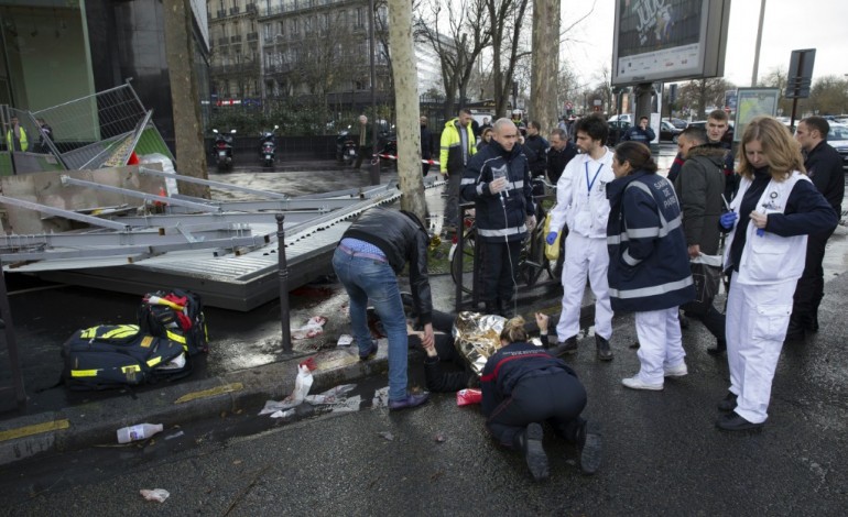 Paris (AFP). Vents violents: deux blessés dont un grave par une chute d'arbre dans le Val-de-Marne 