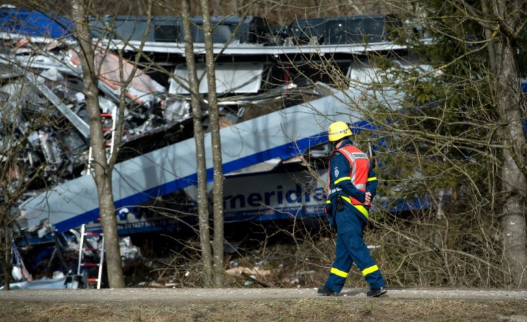 Bad Aibling (Allemagne) (AFP). Un accident de train fait dix morts en Bavière, l'Allemagne veut comprendre