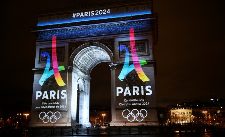 Paris (AFP). JO-2024: Paris mise sur une Tour Eiffel stylisée pour doper sa candidature