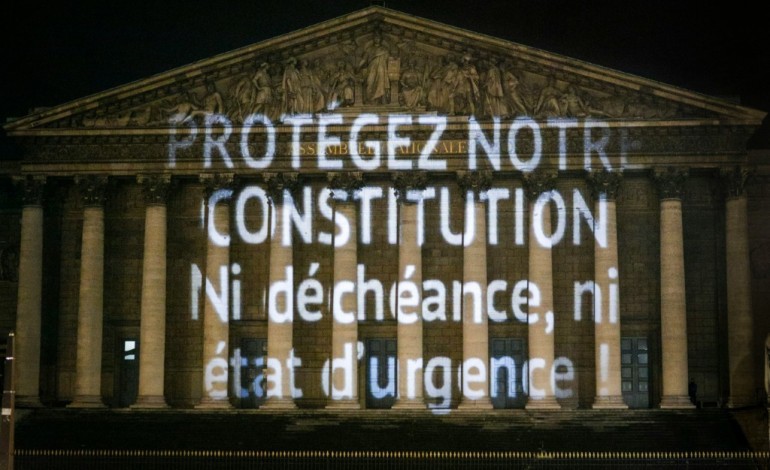 Paris (AFP). Révision constitutionnelle: des messages d'opposants projetés sur la façade de l'Assemblée 