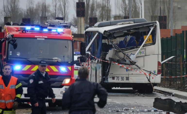 Paris (AFP). Accident de car scolaire: la ridelle du camion s'est détachée et a percuté le bus 