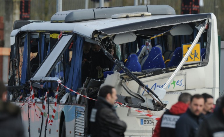 Rochefort (France) (AFP). Accident de Rochefort: les chauffeurs du car scolaire et du camion en garde à vue