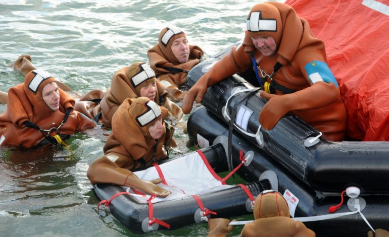 Concarneau (France) (AFP). Pour porter secours aux réfugiés en Méditerranée, une ONG se forme à la survie en mer en Bretagne