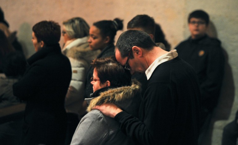 Surgères (France) (AFP). Surgères, meurtrie dans ses écoles, se resserre pour un hommage aux victimes