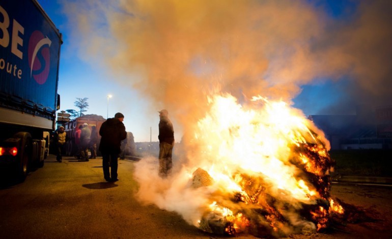 Rennes (AFP). Vannes: les agriculteurs en colère ont commencé à encercler la ville