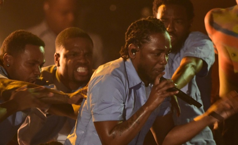 Los Angeles (AFP). Kendrick Lamar domine la soirée des Grammys et met le feu à la scène