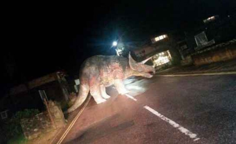 Ils mettent un faux dinosaure en plein milieu d'une route !