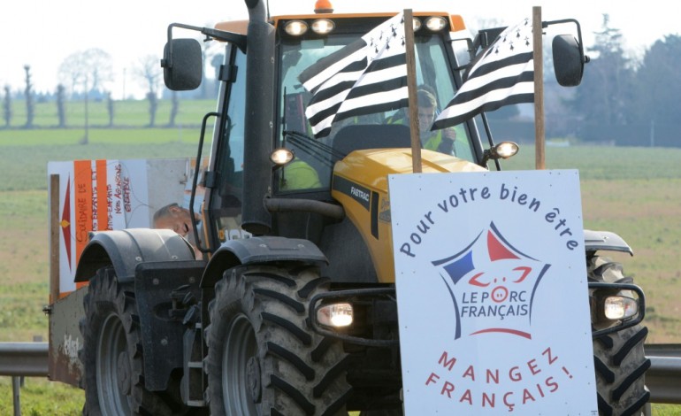 Rennes (AFP). Les agriculteurs en colère investissent la rocade rennaise