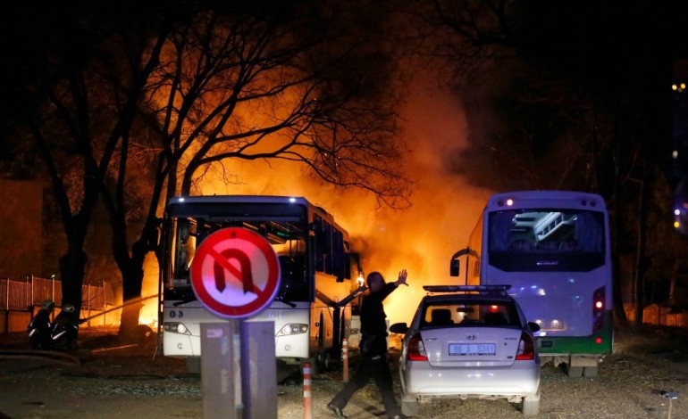 Ankara (AFP). Ankara: l'attentat commis par le PKK et une milice kurde, affirme Davutoglu