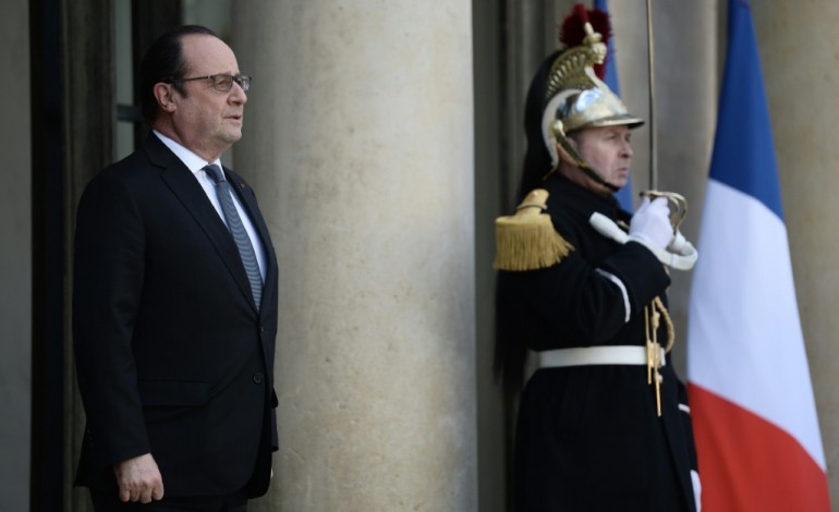 Paris (AFP). Réforme du droit du travail: Hollande joue son va-tout estime la presse