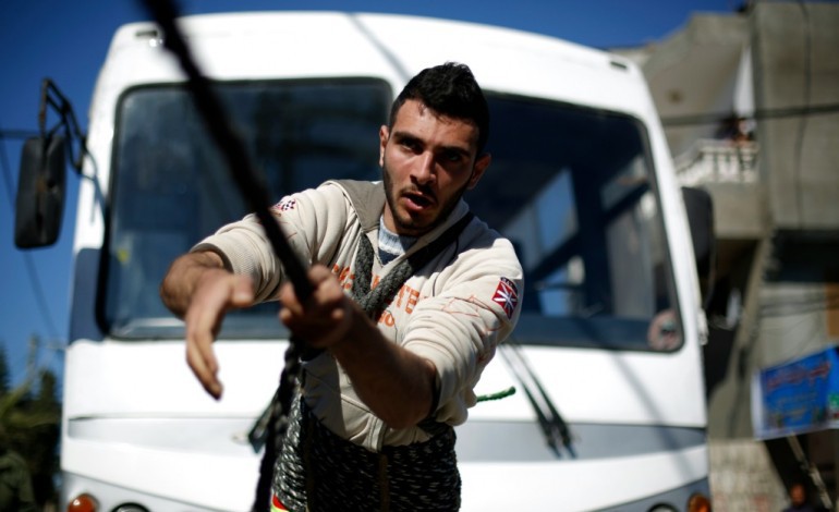 Deir el-Balah (Territoires palestiniens) (AFP). Mohammed, le Hercule gazaoui qui déplace des bus en rêvant de liberté
