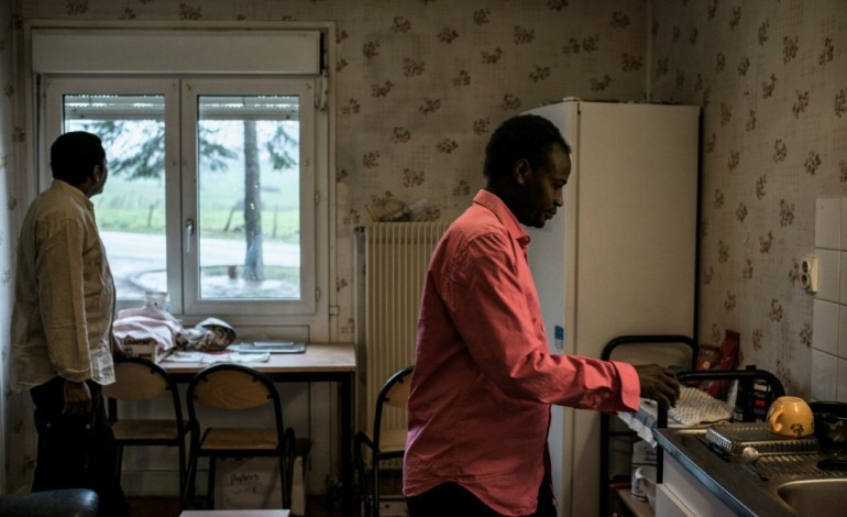 Pouilly-en-Auxois (France) (AFP). En Bourgogne, les anciens migrants de Calais vivent comme nous, avec nous