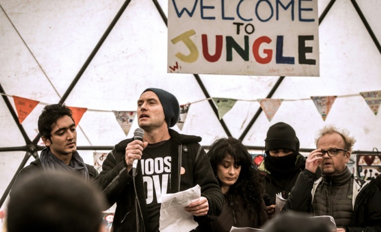 Calais (AFP). Calais: Jude Law et d'autres comédiens britanniques dans la Jungle