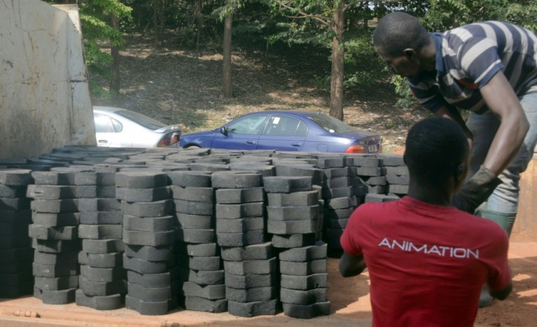 Yaoundé (AFP). Sous le plastique, les pavés: le pari de l'ancien footballeur Roger Milla au Cameroun