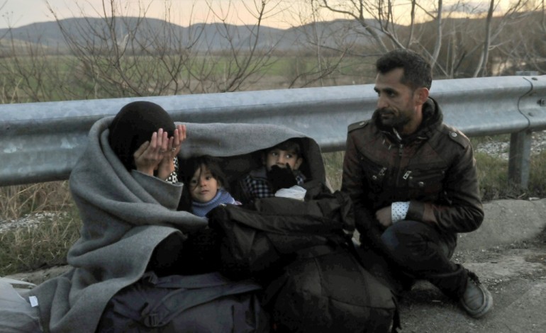 Idomeni (Grèce) (AFP). Des milliers de migrants sont bloqués en Grèce