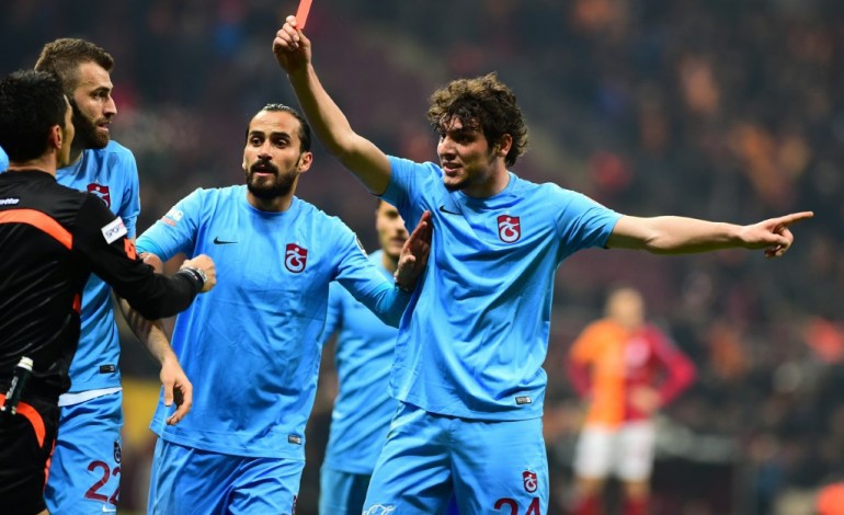 Istanbul (AFP). Turquie: l'arbitre de Galatasaray-Trabzonspor voit doublement rouge