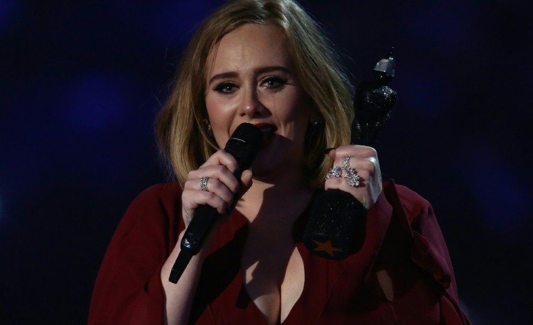 Londres (AFP). Brit Awards: Adele récompensée depuis l'espace, hommage à Bowie