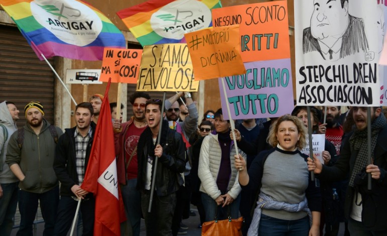 Rome (AFP). Italie: le Sénat vote la confiance au gouvernement sur une union gay sans droit à l'adoption