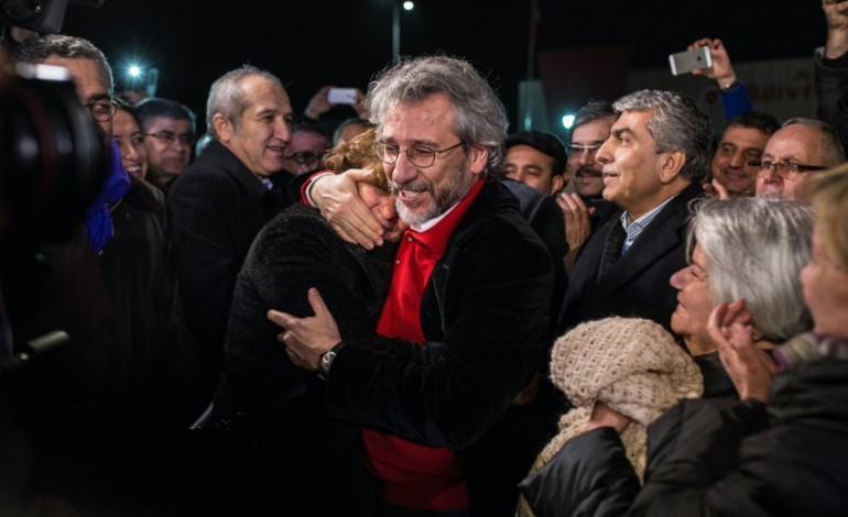 Istanbul (AFP). Deux journalistes turcs libérés de prison à Istanbul