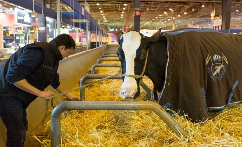 Paris (AFP). Salon de l'agriculture: tous des Charligriculteurs selon la presse