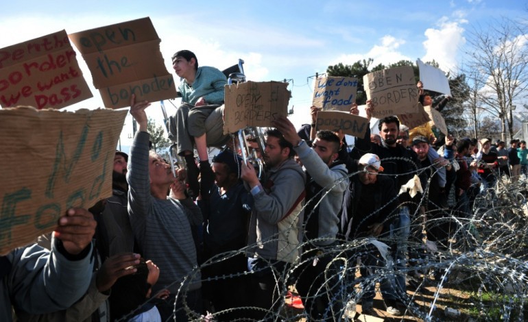 Athènes (AFP). Migrants: 5000 personnes bloquées à la frontière gréco-macédonienne
