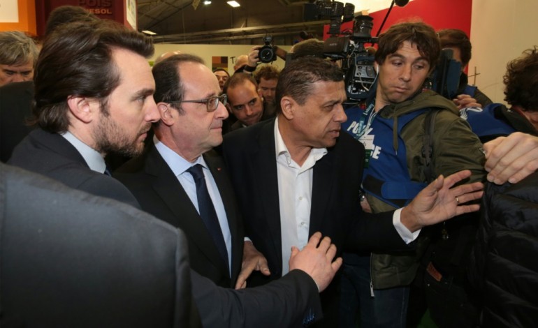 Paris (AFP). Insultes pour Hollande et heurts au Salon de l'Agriculture