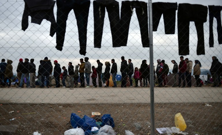 Idomeni (Grèce) (AFP). Grèce: des migrants tentent de forcer la barrière frontalière macédonienne