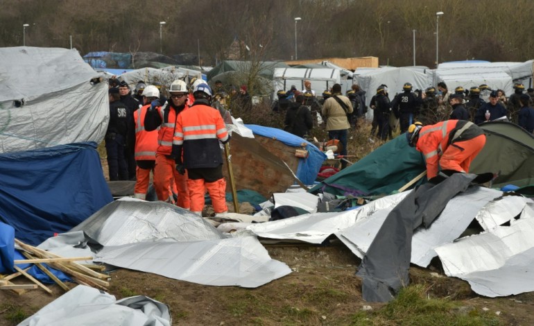 Calais (AFP). Jungle de Calais: début de l'enlèvement des abris de la zone sud du camp