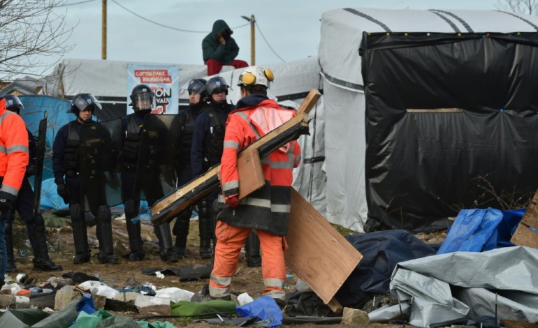 Calais (AFP). Jungle de Calais: début du démantèlement, sous haute protection