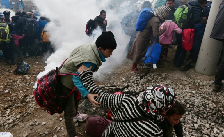 Idomeni (Grèce) (AFP). Migrants: incidents à la frontière greco-macédonienne, l'UE divisée
