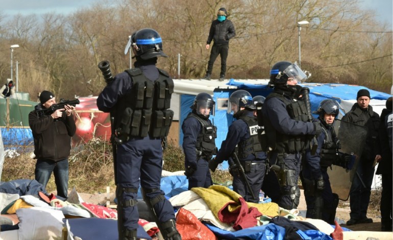 Calais (AFP). Jungle de Calais: début du démantèlement dans un climat de tensions