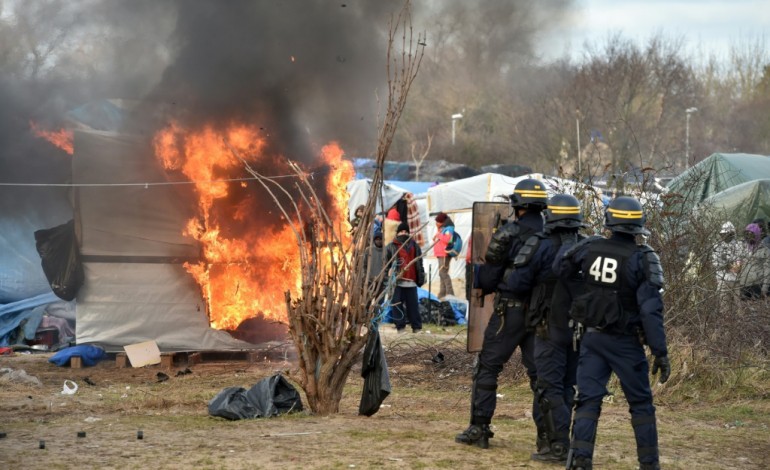 Calais (AFP). Jungle de Calais: le début du démantèlement dégénère en heurts 