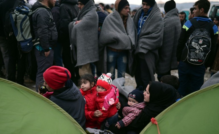 Idomeni (Grèce) (AFP). Sur le camp grec d'Idomeni, des milliers de réfugiés rivés à la porte macédonienne