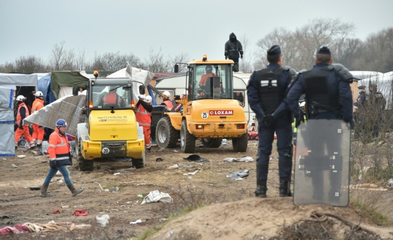Calais (AFP). Jungle de Calais: reprise du démantèlement de la zone sud