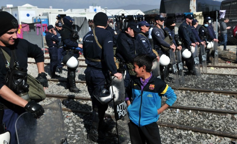 Idomeni (Grèce) (AFP). Sur le camp grec d'Idomeni, des milliers de réfugiés attendent 