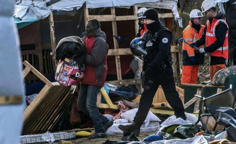 Calais (AFP). Jungle de Calais: le démantèlement se poursuit sous haute sécurité policière 
