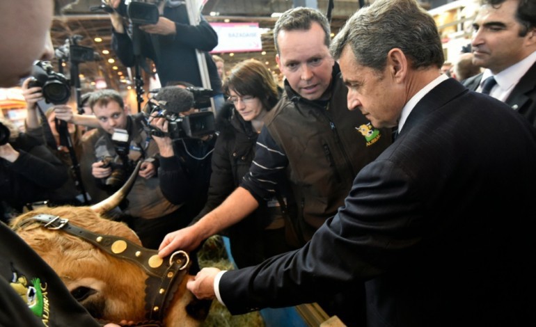 Paris (AFP). Au Salon de l'Agriculture, Sarkozy parle d' urgence à aider les agriculteurs