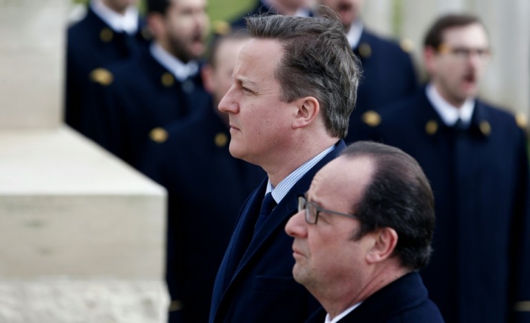 Pozières (France) (AFP). La crise des migrants de Calais au coeur du sommet Hollande-Cameron