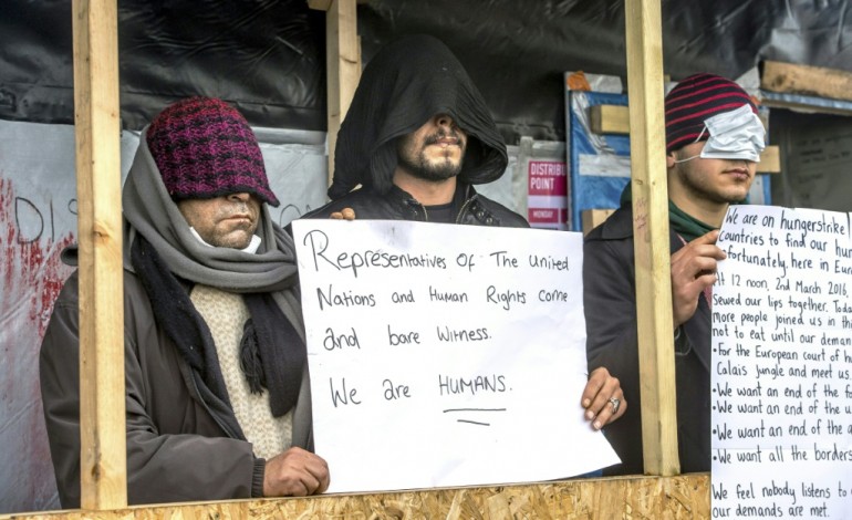 Calais (AFP). Calais: des réfugiés se cousent la bouche pour protester contre le démantèlement