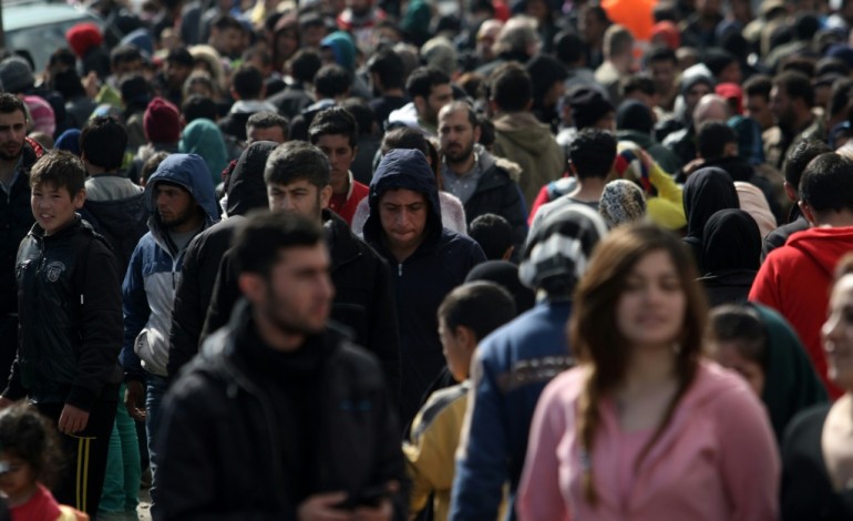 Le Pirée (Grèce) (AFP). Grèce : citoyens et ONG au secours des réfugiés arrivant par milliers à Athènes