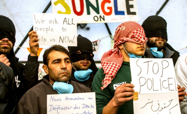 Calais (AFP). Jungle de Calais: nouveau défilé d'Iraniens à la bouche cousue