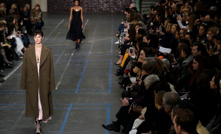 Paris (AFP). Défilés parisiens: Balenciaga plus streetwear, vestiaire militaire pour Galliano